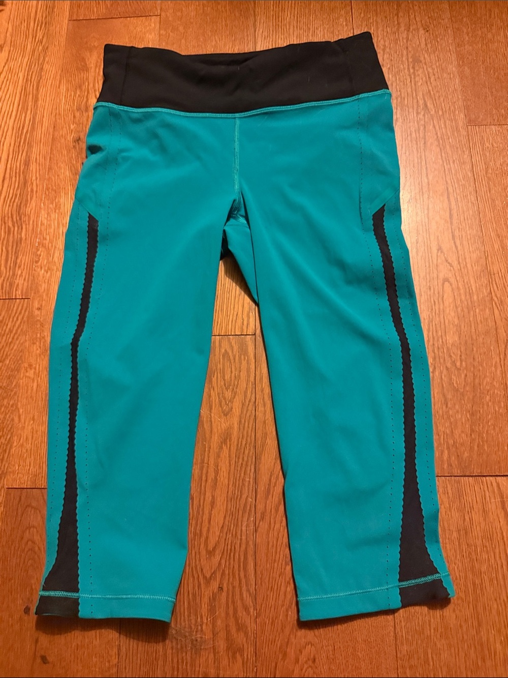 Teal Athletic Cropped Leggings with Black Waistband Lu Lu Lemon size 6